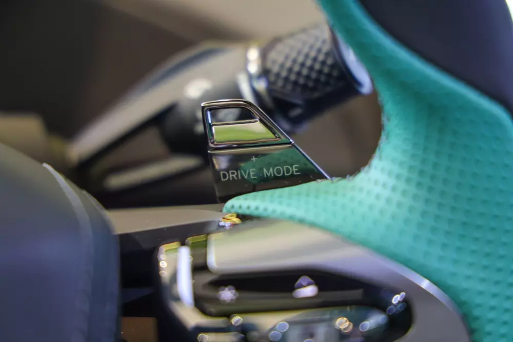 Sau vô lăng của Lotus Eletre X có lẫy chọn chế độ lái