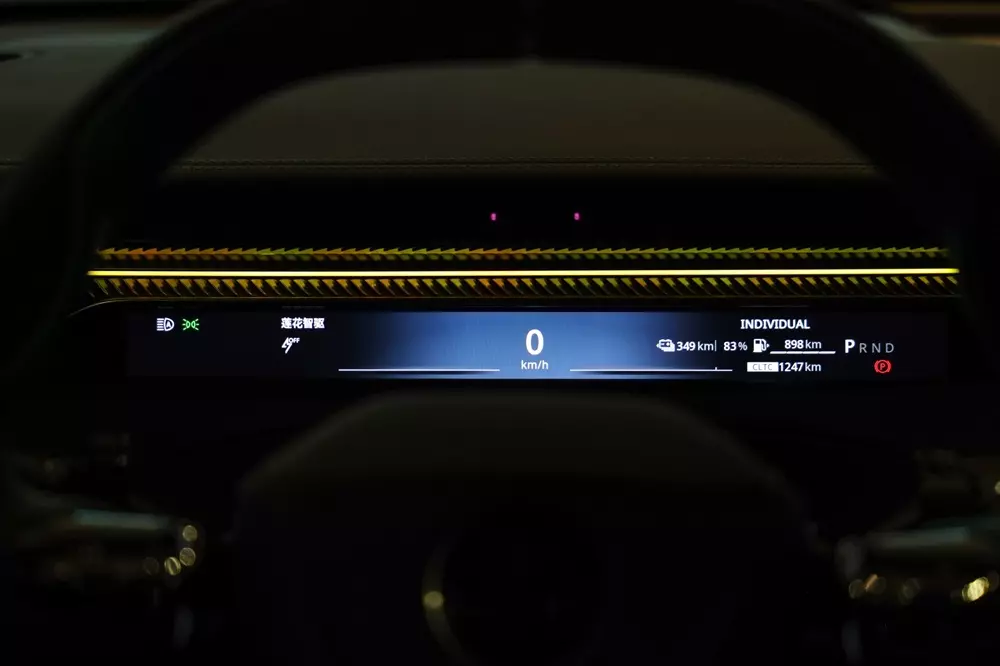 Lotus Eletre X được trang bị bảng đồng hồ kỹ thuật số khá mỏng