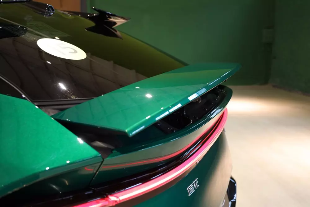 Cánh gió đuôi chủ động của Lotus Eletre X