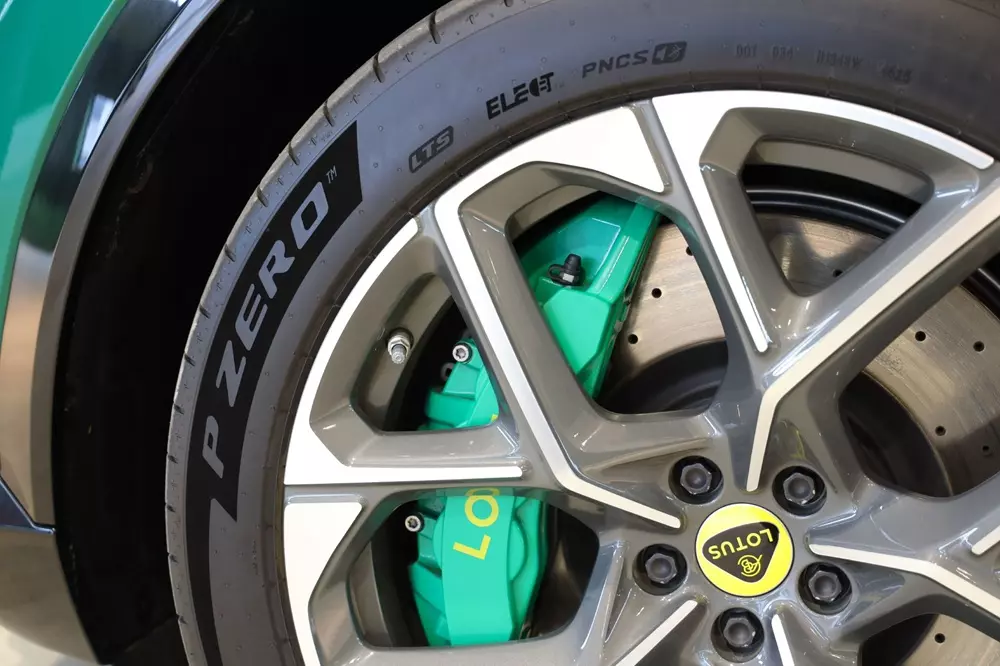Cùm phanh Brembo 6 piston của Lotus Eletre X