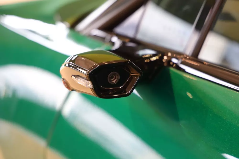 Camera kỹ thuật số thay cho gương chiếu hậu của Lotus Eletre X