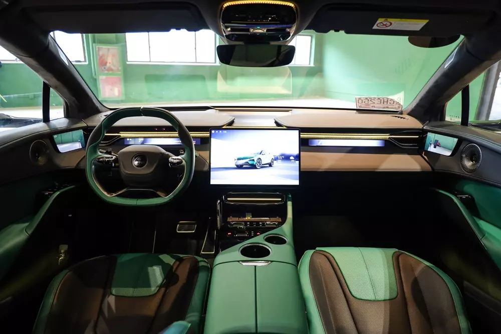 Nội thất phối 2 màu nổi bật của Lotus Eletre X 