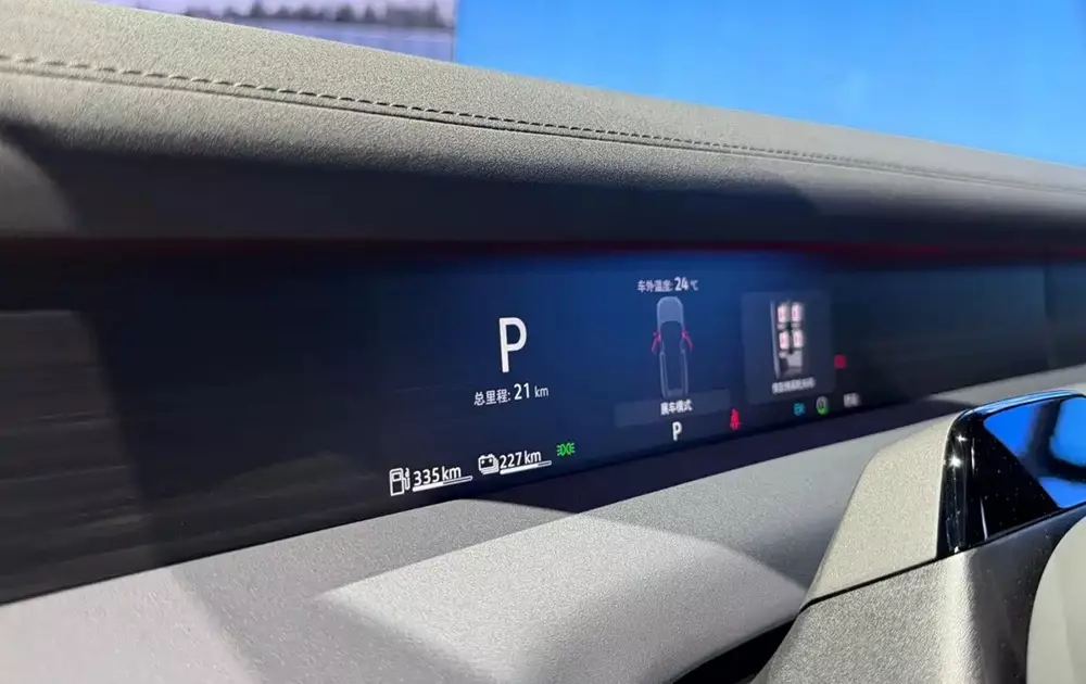 Bảng đồng hồ kỹ thuật số khá mỏng sau vô lăng của Volkswagen ID. Era 9X 