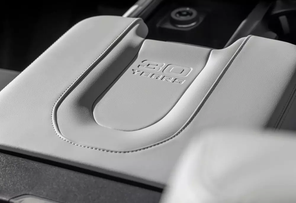 Dòng chữ 30 Years trên cụm điều khiển trung tâm của Ford Expedition 30 Years