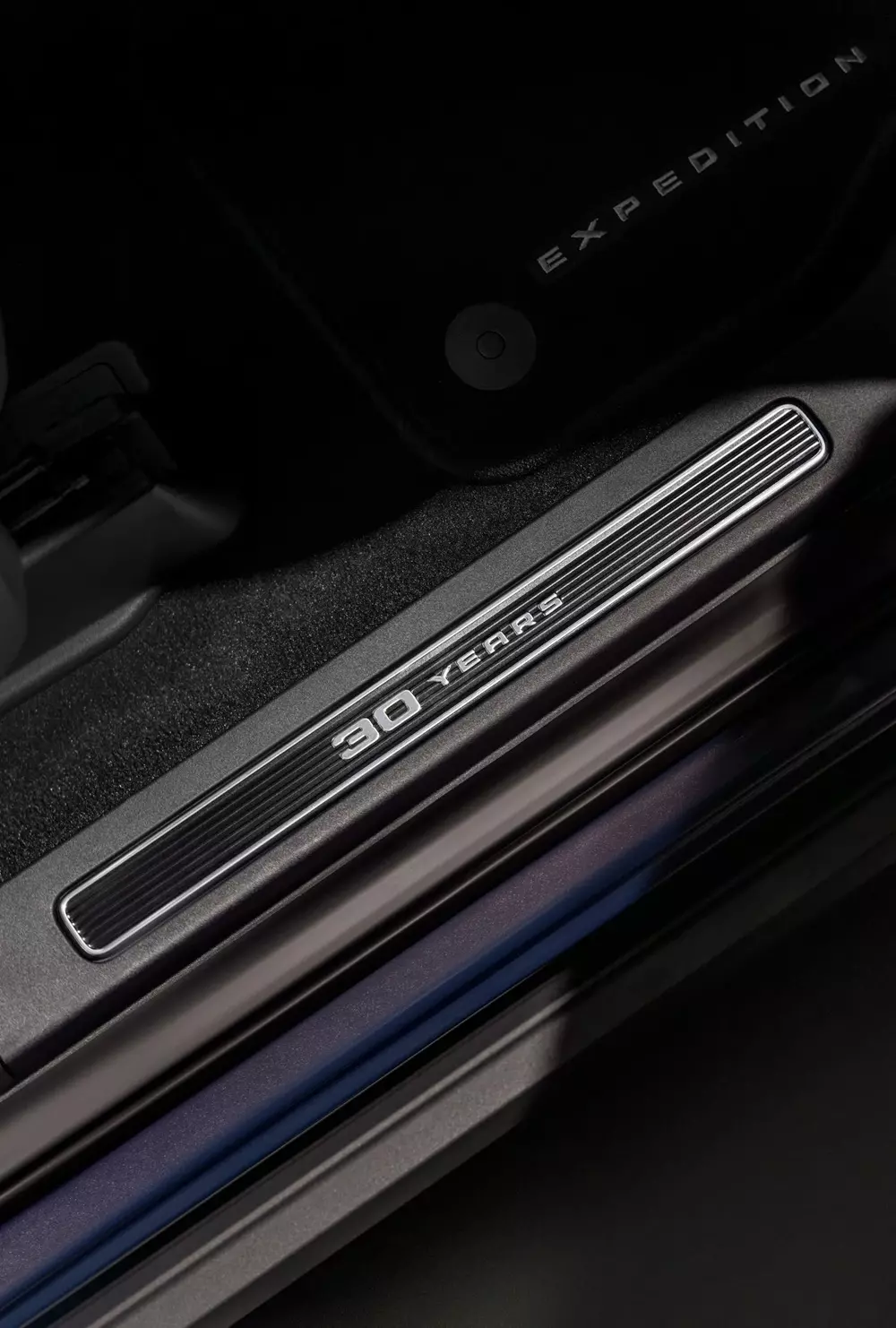 Dòng chữ 30 Years trên ốp bệ cửa của Ford Expedition 30 Years