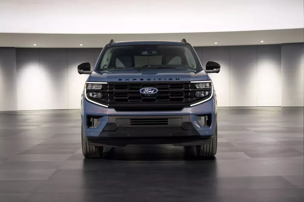 Ford Expedition 30 Years có nhiều chi tiết ngoại thất màu đen