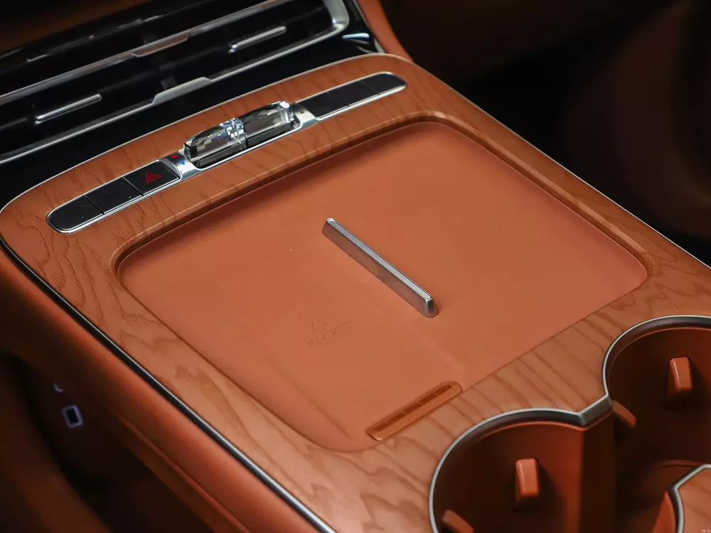 Cụm điều khiển trung tâm của Jaecoo J8 2026 có 2 vị trí đặt điện thoại Cụm điều khiển trung tâm của Jaecoo J8 2026 có 2 vị trí đặt điện thoại