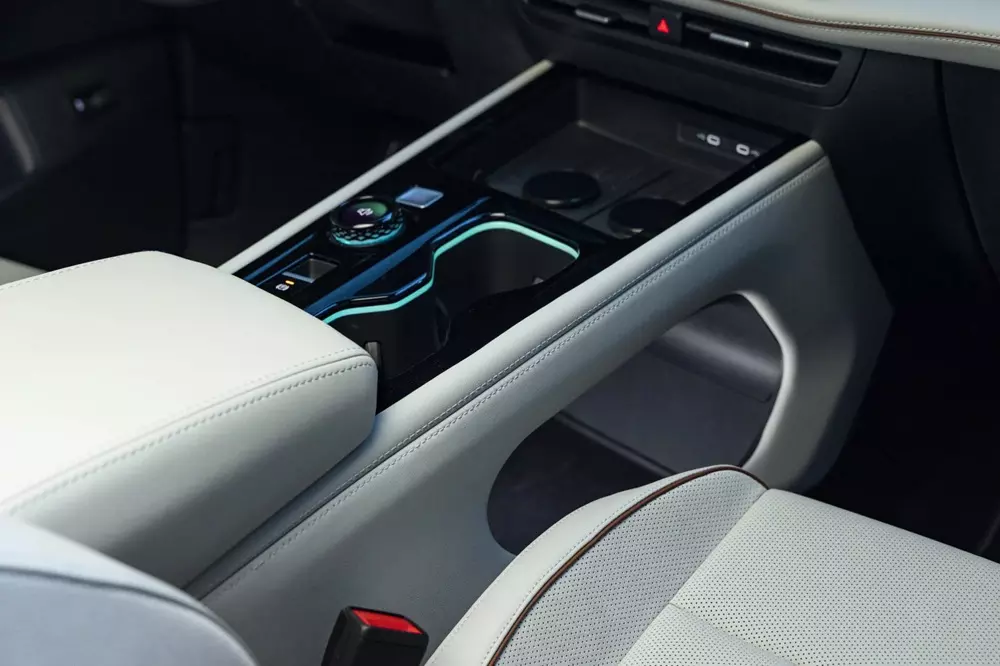 Cụm điều khiển trung tâm của Volkswagen Teramont 2027 với 2 khay sạc điện thoại không dây Cụm điều khiển trung tâm của Volkswagen Teramont 2027 với 2 khay sạc điện thoại không dây