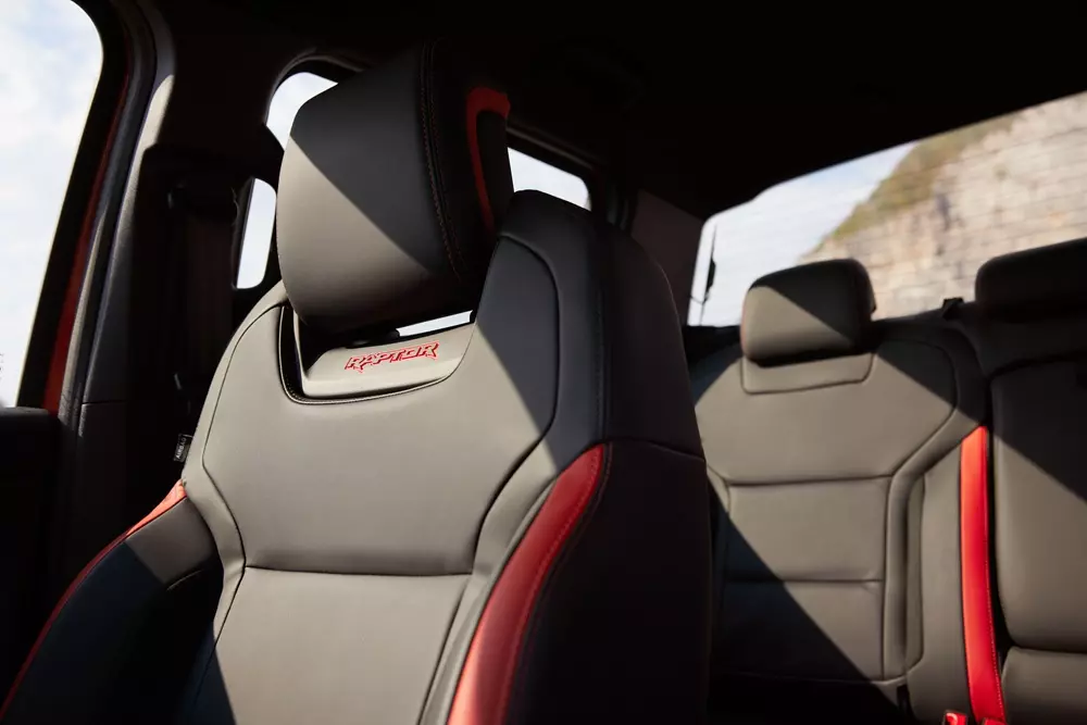 Ghế bọc da với những điểm nhấn màu đỏ của Ford Ranger Raptor máy xăng V6 