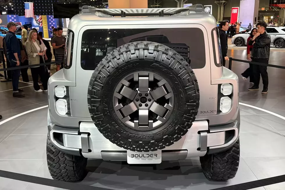 Trên cửa cốp sau của Hyundai Boulder có lốp dự phòng