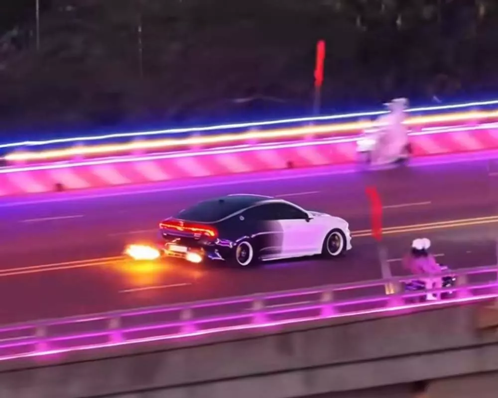 Chiếc ô tô Kia K5 khạc lửa trong đoạn video được lan truyền trên mạng