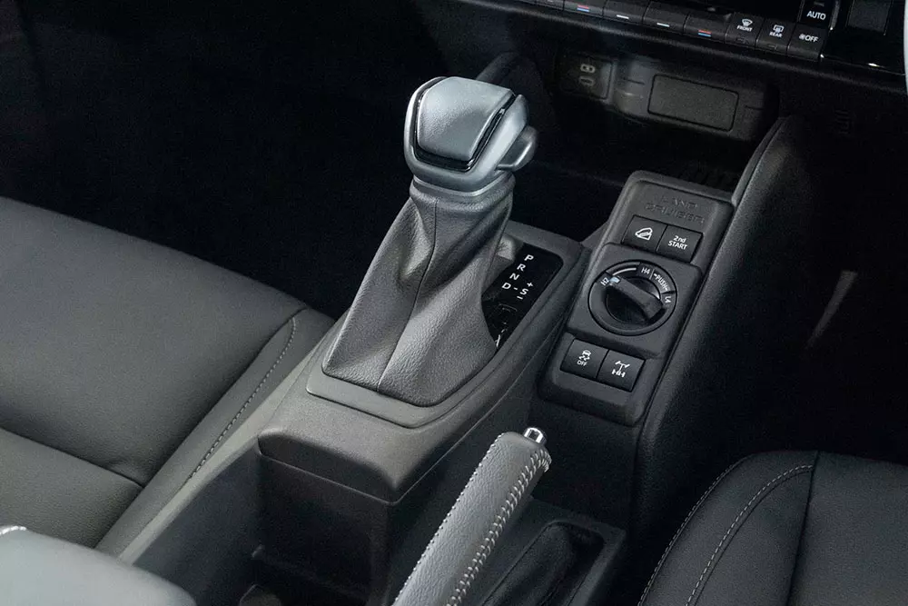 Toyota Land Cruiser FJ tại Việt Nam dùng hộp số tự động và dẫn động 4 bánh