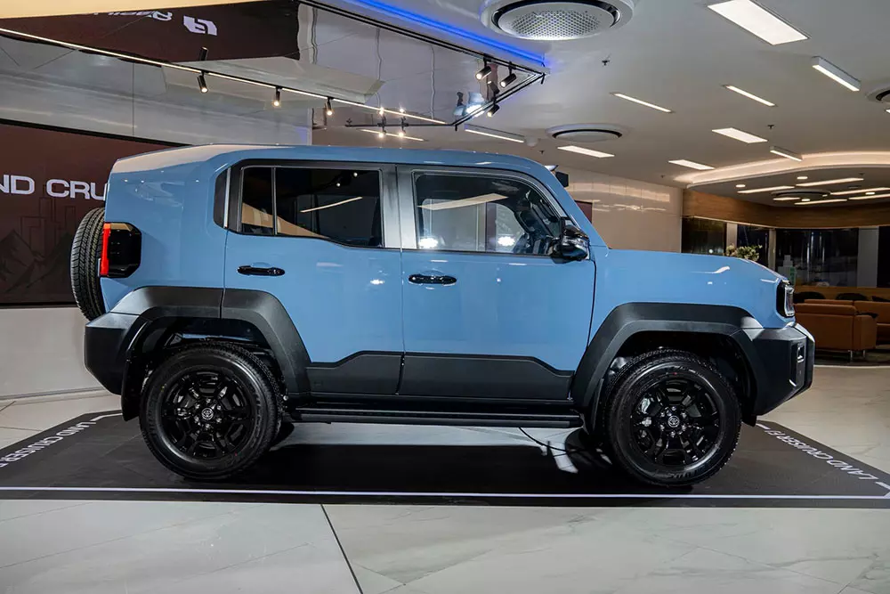 Toyota Land Cruiser FJ sở hữu chiều cao gần 2 mét