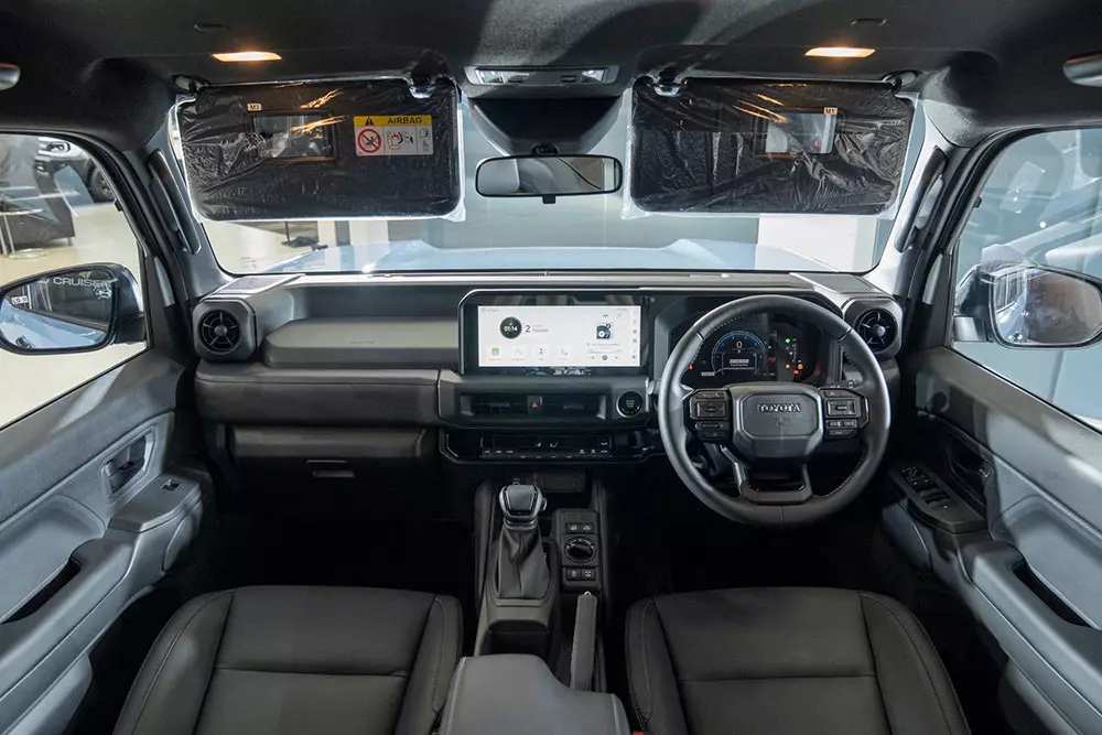 Khoang lái của Toyota Land Cruiser FJ 