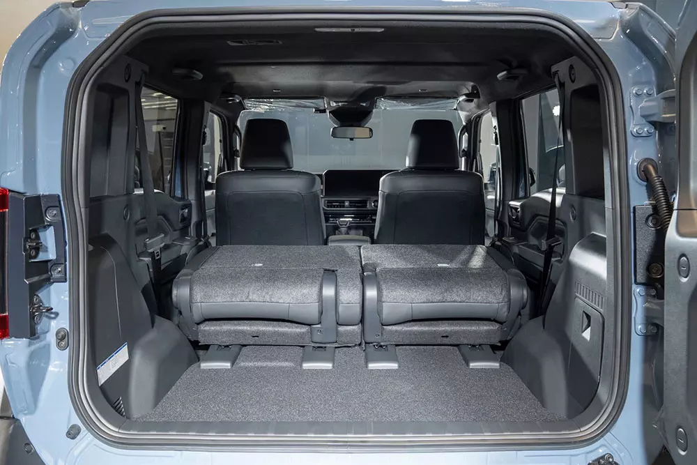 Khoang hành lý của Toyota Land Cruiser FJ có dung tích 765 lít và có thể mở rộng lên 1.522 lít khi gập toàn bộ ghế.
