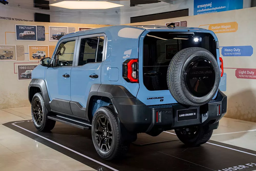 Phía sau Toyota Land Cruiser FJ có lốp dự phòng
