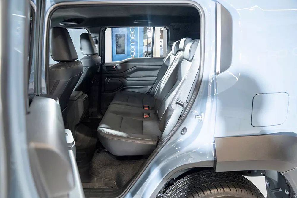 Hàng ghế sau của Toyota Land Cruiser FJ 