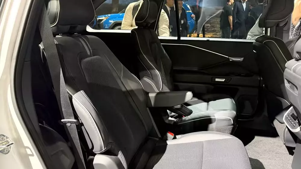 Hàng ghế thứ hai với 2 ghế thương gia tùy chọn của Subaru Getaway Hàng ghế thứ hai với 2 ghế thương gia tùy chọn của Subaru Getaway