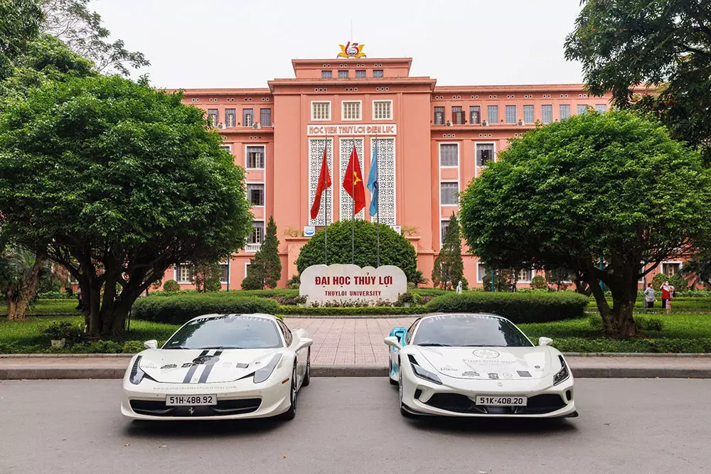 Bộ đôi siêu xe mui trần Ferrari 458 Spider (trái) Ferrari F8 Spider (phải) chụp ảnh tại Hà Nội