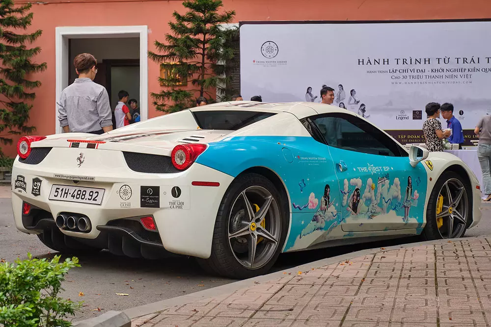 Chiếc siêu xe Ferrari 458 Spider từng ra Bắc vào Nam trước khi thuộc về Trung Nguyên