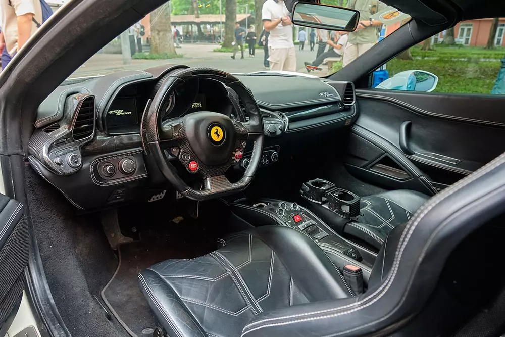 Khoang lái của Ferrari 458 Spider 