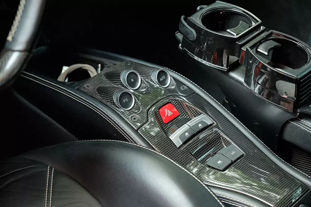 Ferrari 458 Spider có nhiều chi tiết bọc sợi carbon