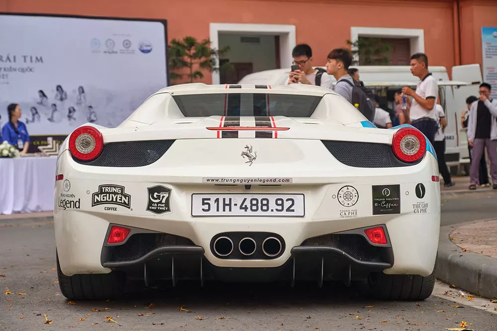 Ferrari 458 Spider được trang bị mui cứng đóng/mở trong 14 giây
