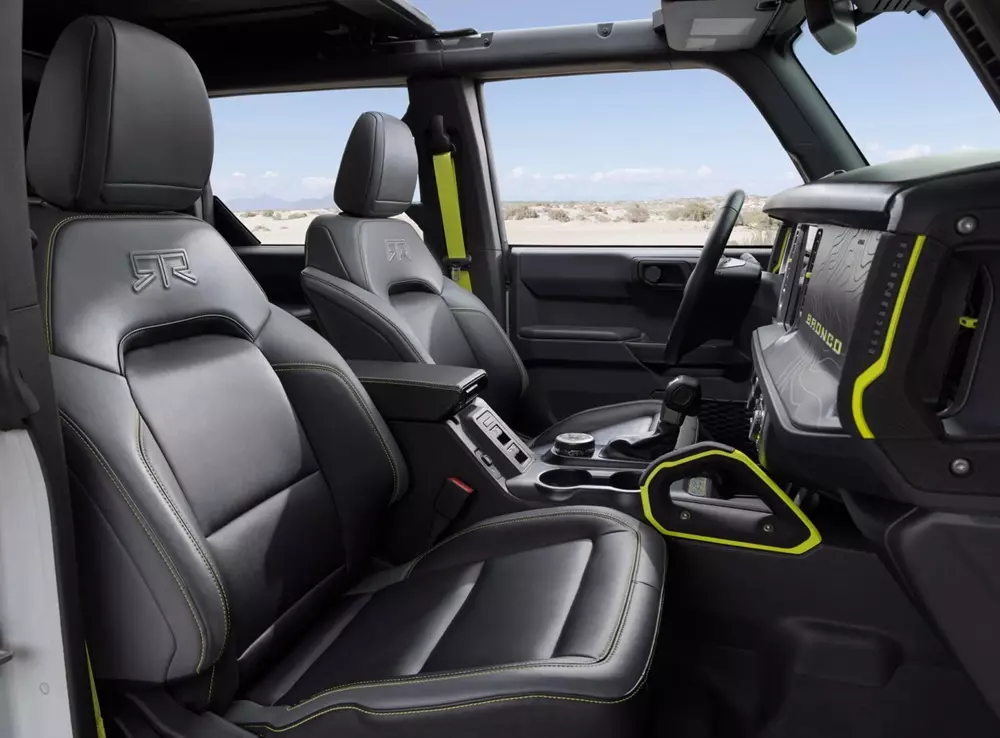 Nội thất với những điểm nhấn màu vàng chanh của Ford Bronco RTR