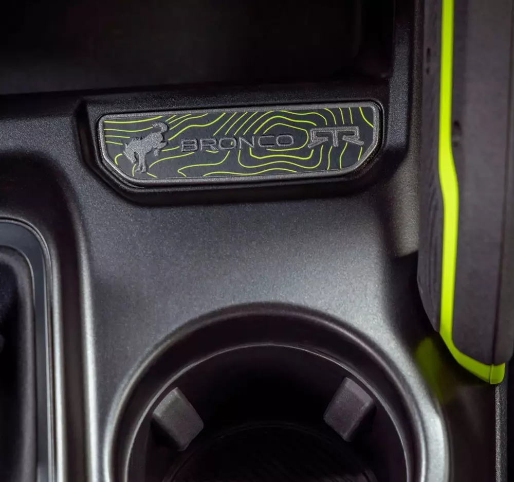 Họa tiết địa hình trên cụm điều khiển trung tâm của Ford Bronco RTR