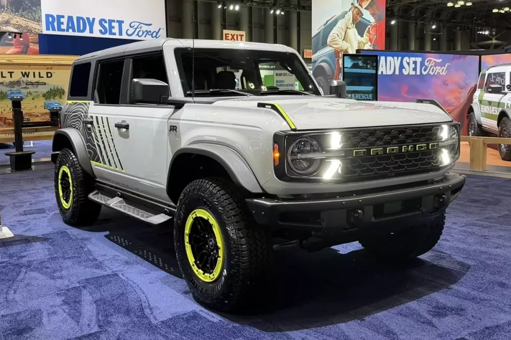 Ford Bronco RTR có thiết kế nổi bật hơn và khả năng off-road ấn tượng hơn bản thường