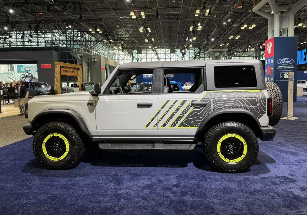 Ford Bronco RTR dùng lốp 33 inch tiêu chuẩn và 35 inch tùy chọn