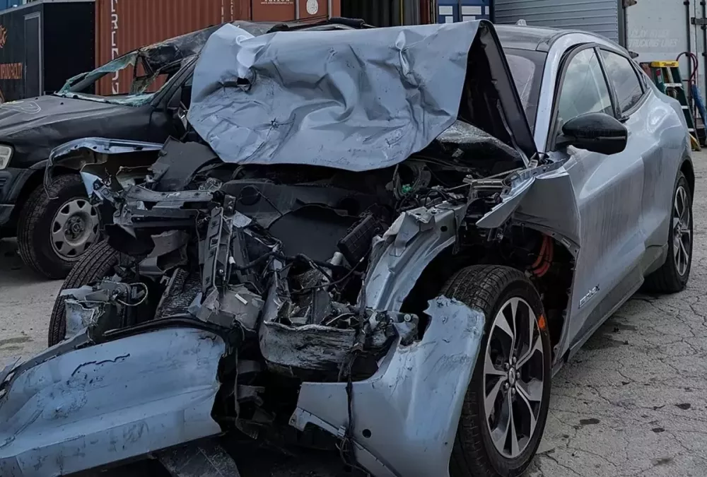 Tài xế tin tưởng hệ thống trợ lái của của Ford Mustang Mach-E đến mức không hề đạp phanh khi tai nạn xảy ra