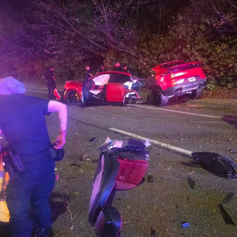 Ghế phụ lái của chiếc Porsche Cayenne bị hất văng ra khỏi xe, nằm giữa đường