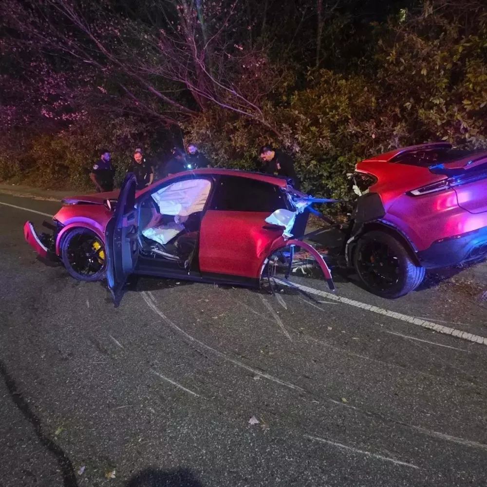 Chiếc Porsche Cayenne bị xé đôi trong tai nạn tốc độ cao