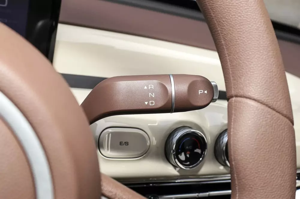 Cần số của Wuling Bingo 2026 nằm phía sau vô lăng