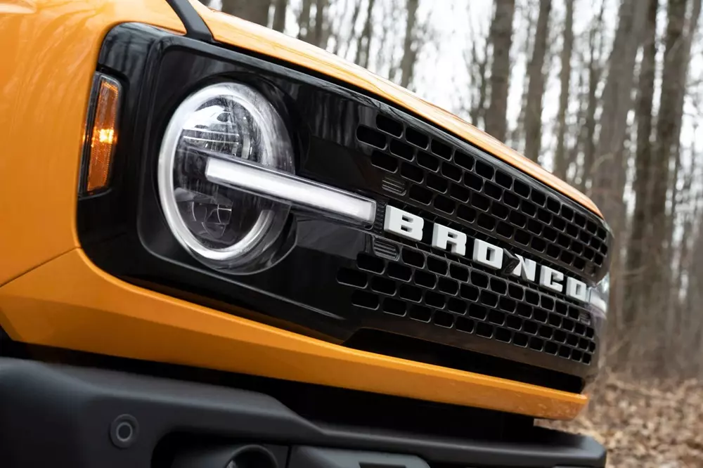 Lưới tản nhiệt màu đen với dòng chữ Bronco màu trắng của Ford Bronco 2026 Lưới tản nhiệt màu đen với dòng chữ Bronco màu trắng của Ford Bronco 2026