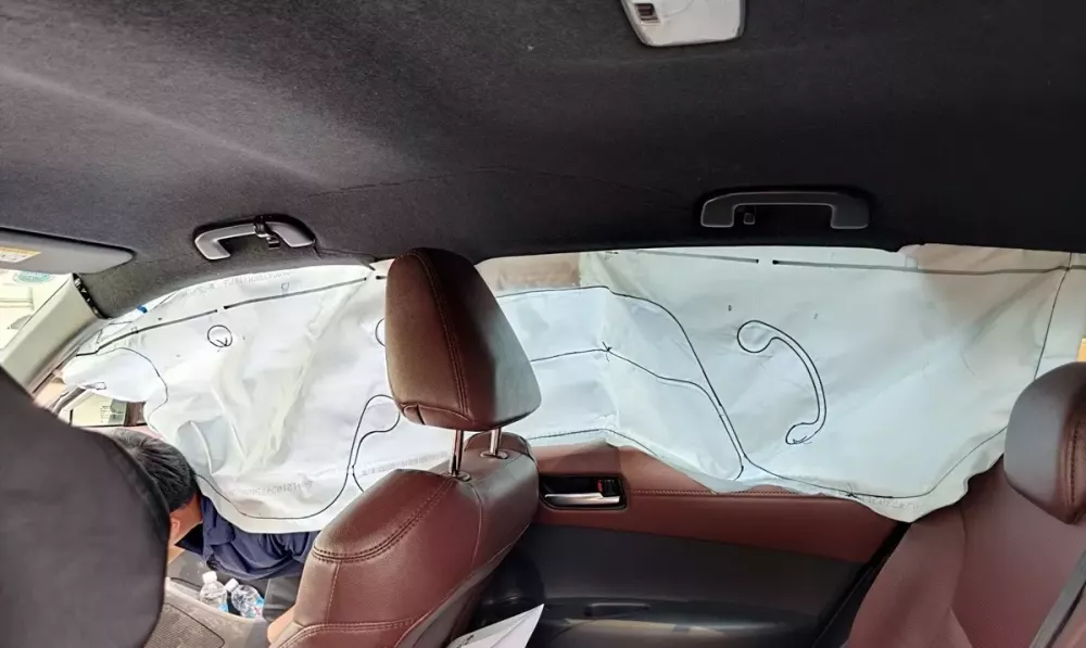 Chiếc Toyota Corolla Cross bung túi khí khi đi cạnh xe tải bị nổ lốp