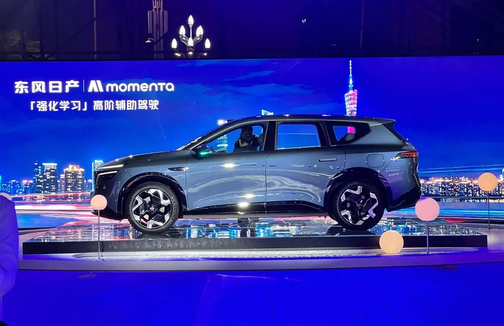 Nissan NX8 nhìn từ bên sườn