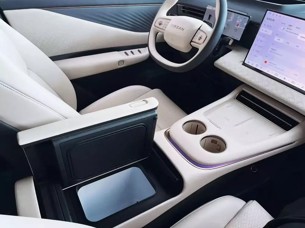 Nissan NX8 được trang bị tủ lạnh nhỏ bên dưới bệ tì tay trung tâm ở hàng ghế trước