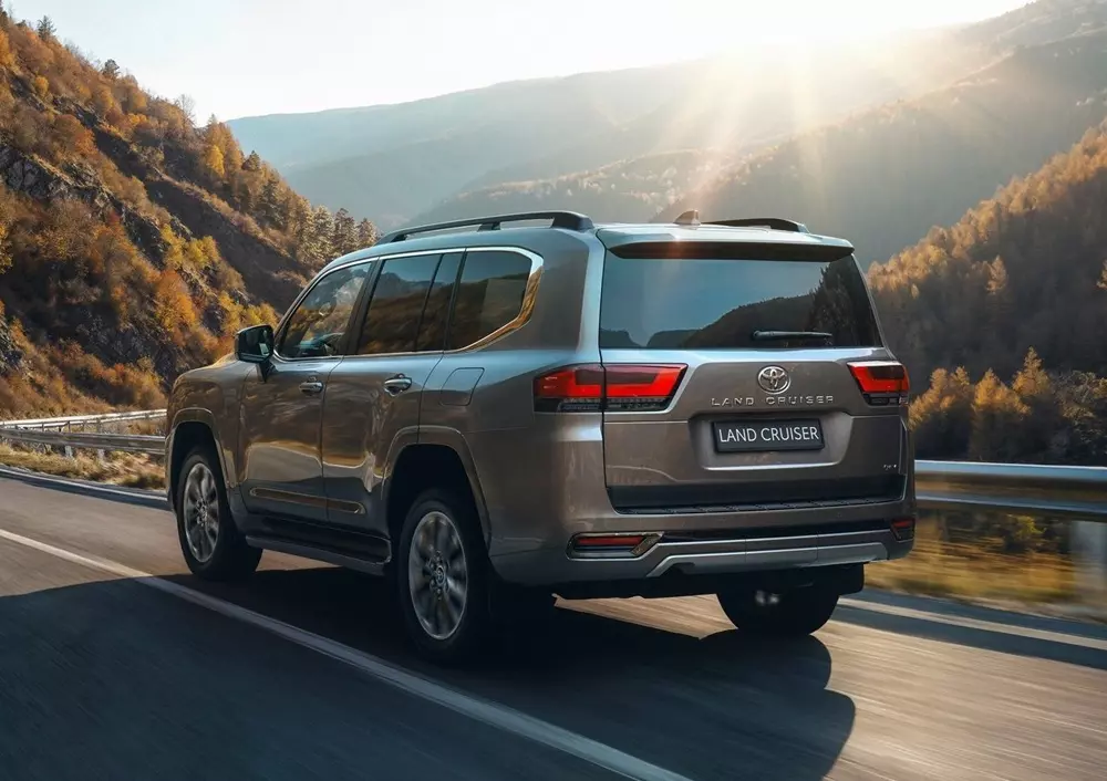 Toyota Land Cruiser Hybrid được trang bị động cơ mạnh mẽ