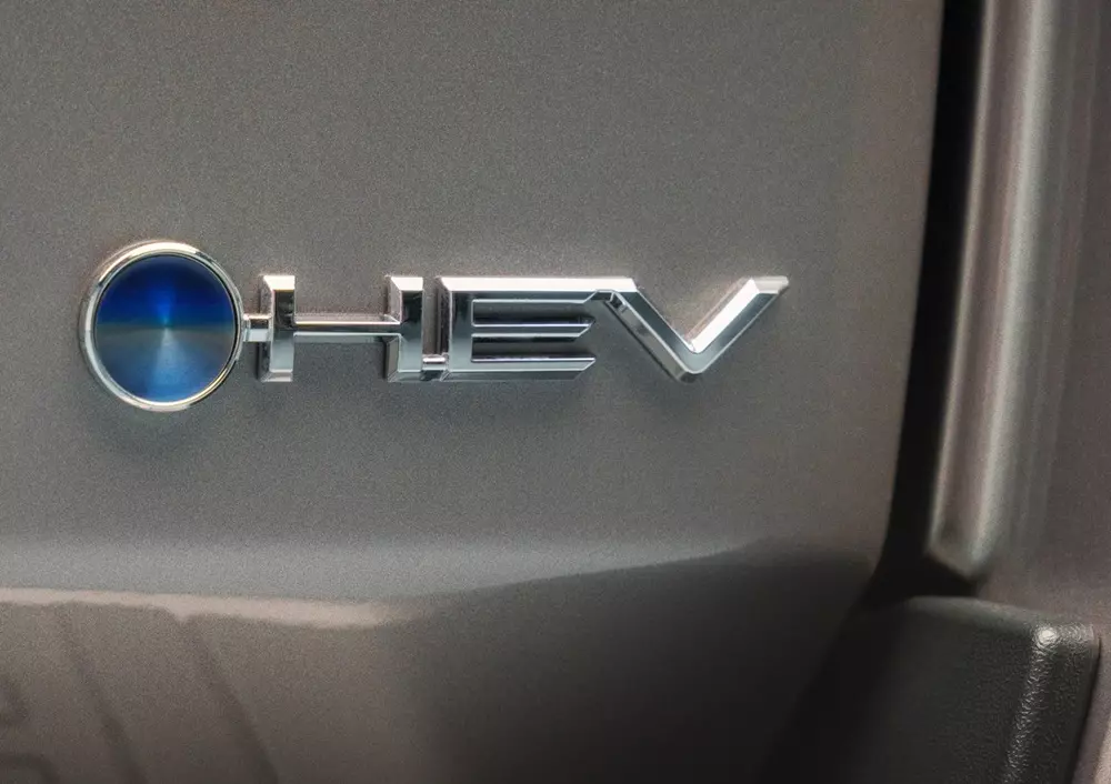 Logo HEV ở cửa cốp sau của Toyota Land Cruiser Hybrid 