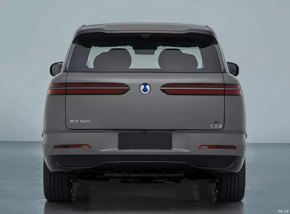 Thiết kế phía sau của BYD N8L Flash Charge