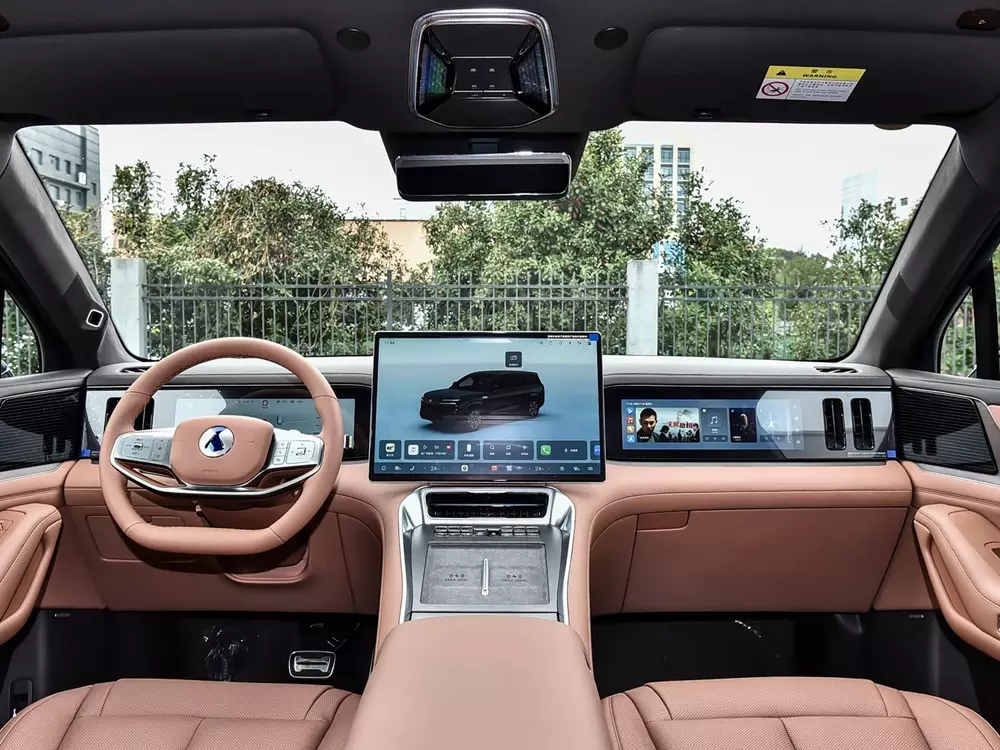 Khoang lái của BYD N8L Flash Charge 