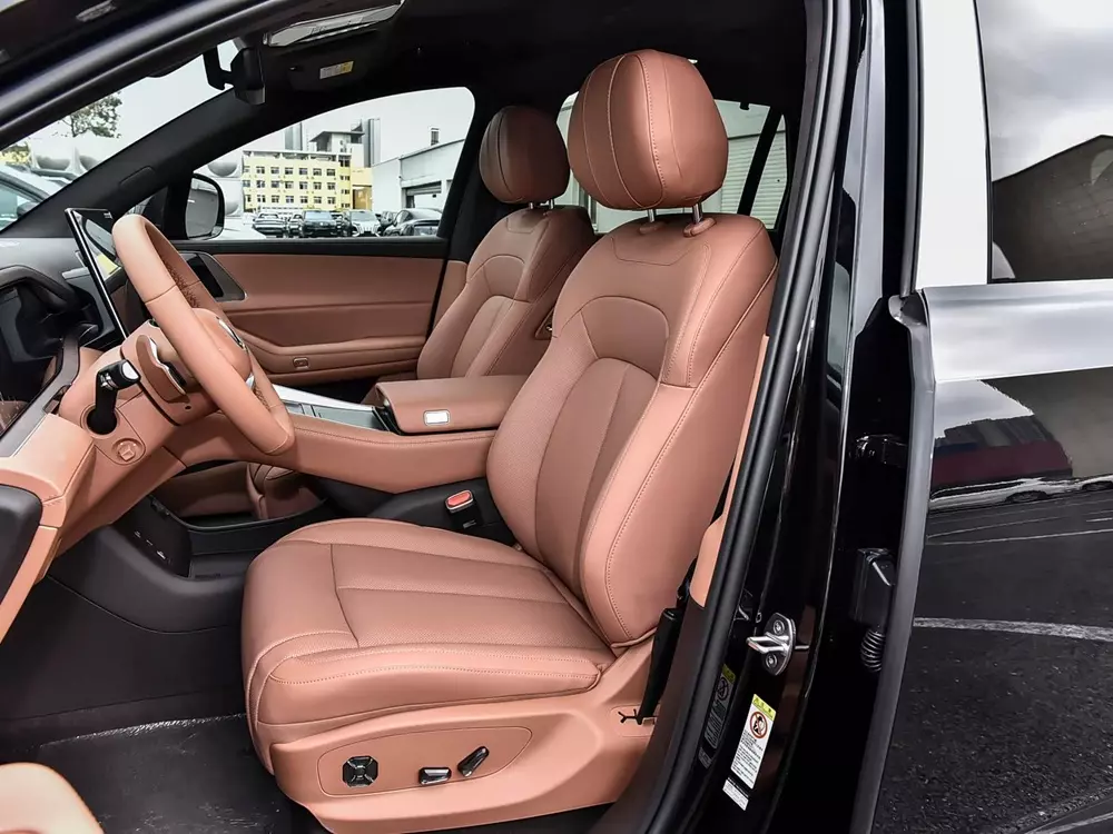 Hàng ghế trước của BYD N8L Flash Charge 