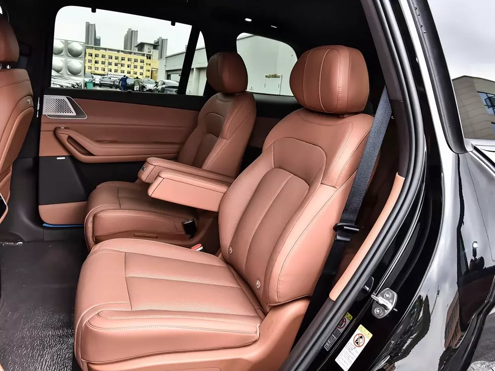 Hàng ghế thứ hai của BYD N8L Flash Charge 