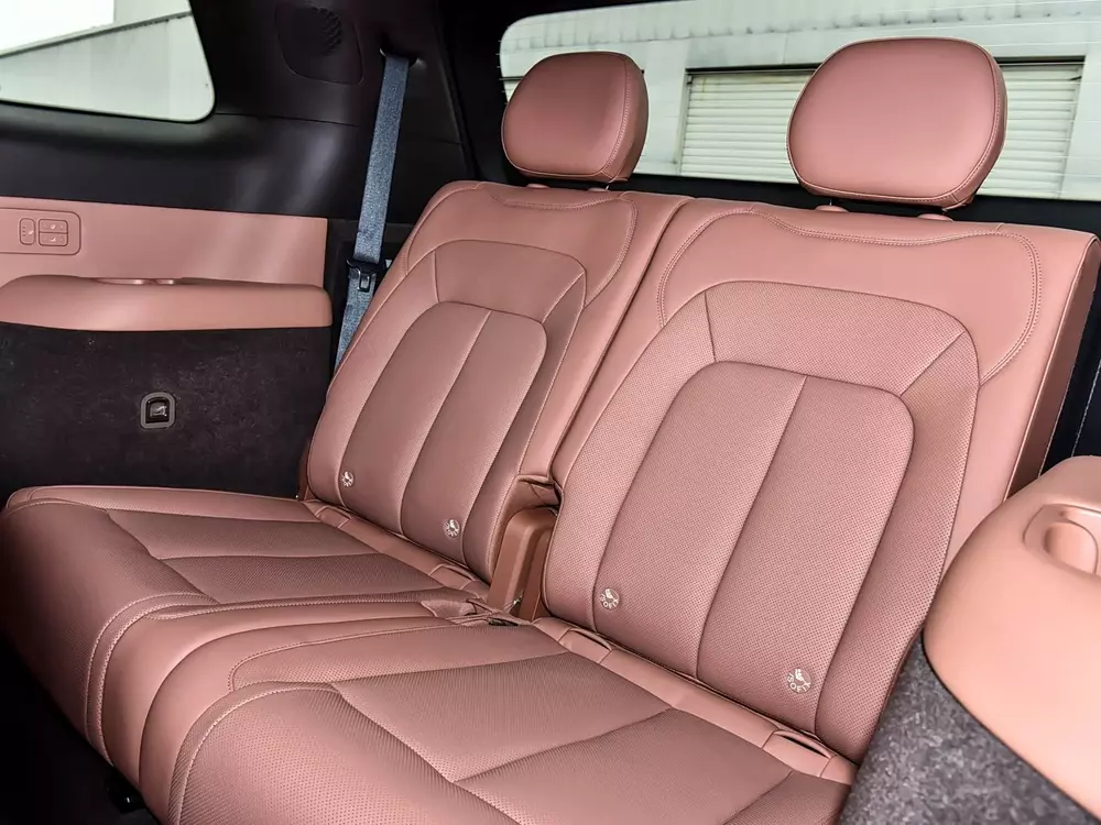 Hàng ghế cuối của BYD N8L Flash Charge 