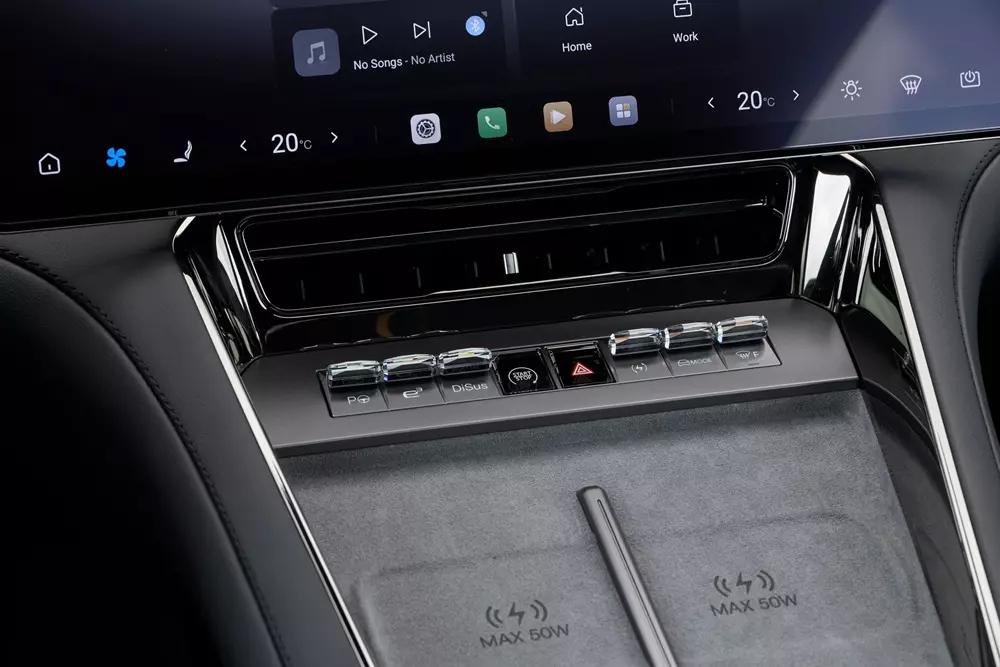 2 sạc không dây ở hàng ghế trước của BYD Z9GT