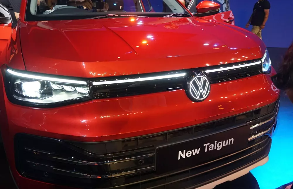 Logo Volkswagen phát sáng trên đầu xe chỉ dành cho Taigun bản cao cấp Logo Volkswagen phát sáng trên đầu xe chỉ dành cho Taigun bản cao cấp