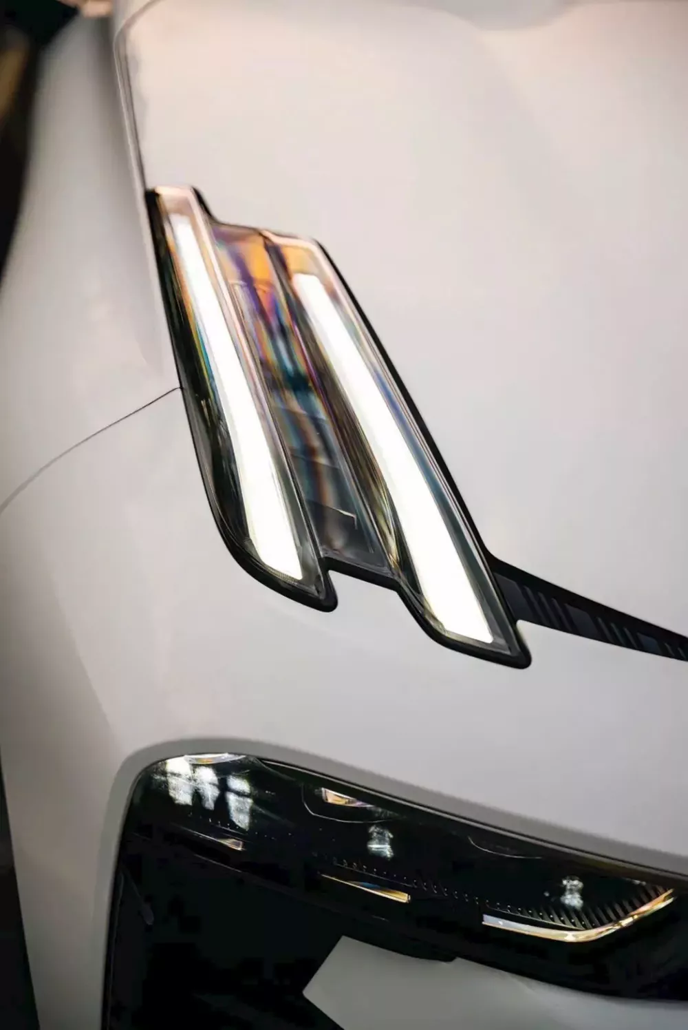 Cận cảnh hệ thống đèn trước của Lynk & Co 03