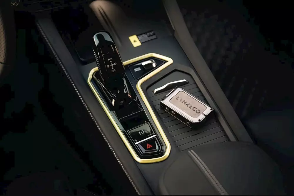 Cụm điều khiển trung tâm của Lynk & Co 03